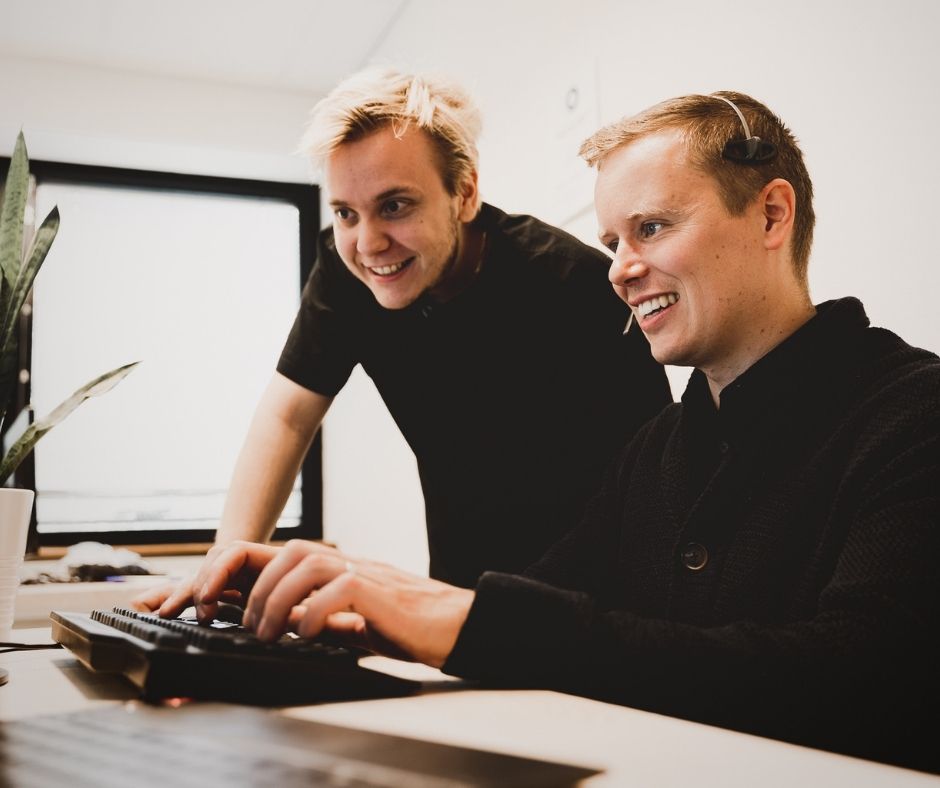 Aleksi ja Lauri tekevät tietokoneella töitä.