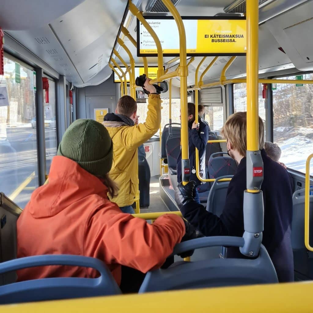 Aimaterin työntekijöitä Föli-bussin kyydissä.